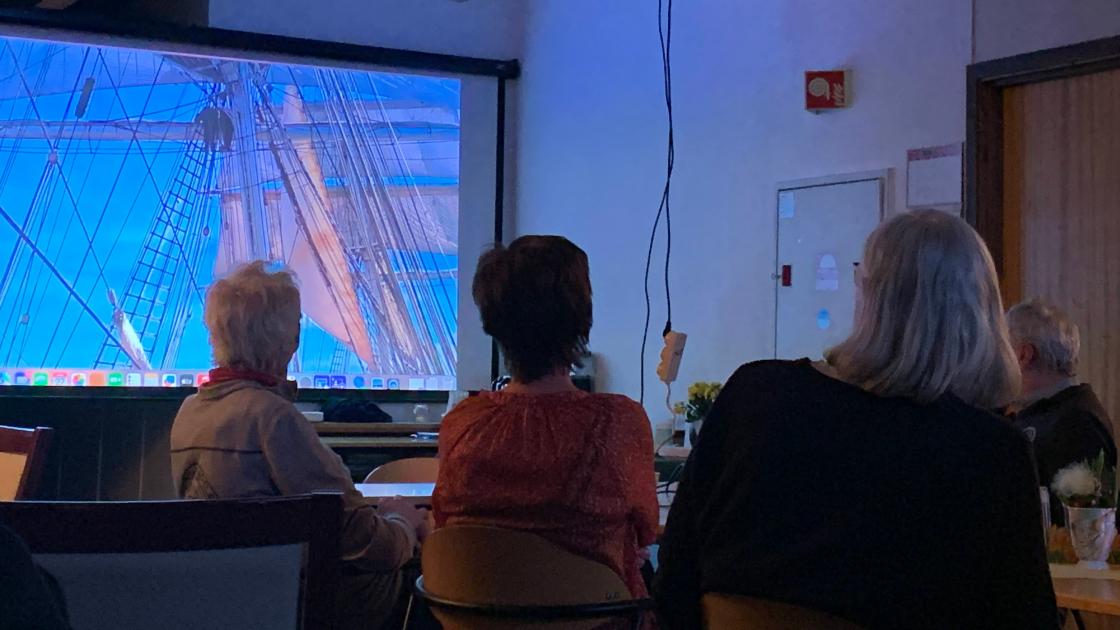 Film og lysbilder fra den ukelange turen med Christian Radich