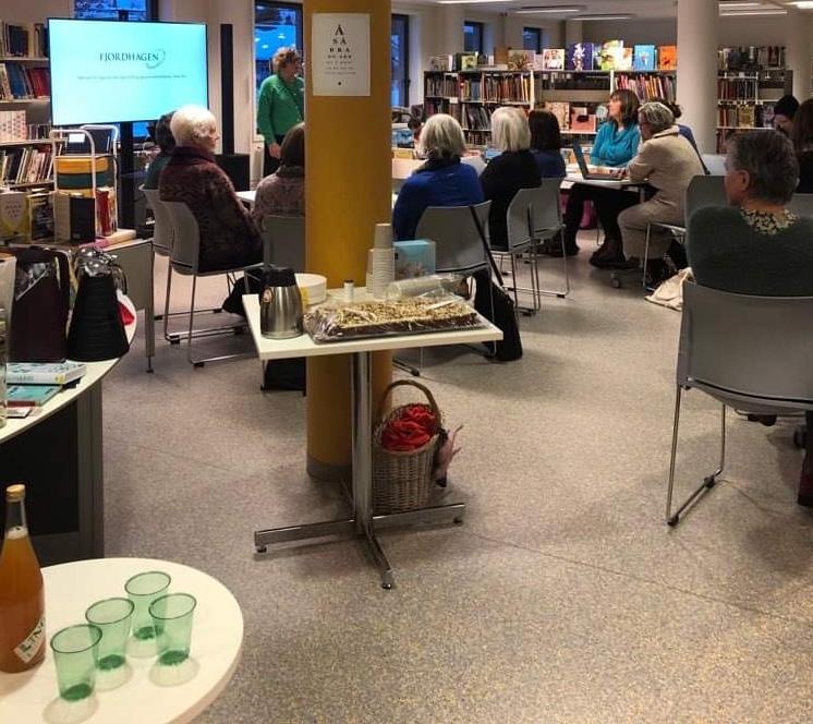 Fullt på Biblioteket, men sveler, skuffekake og eplecider på plass.