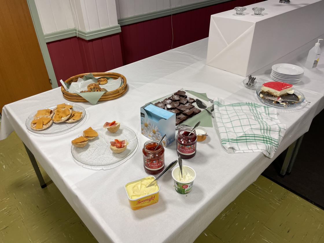 Kake, vafle, bollar og rundstykke var å få kjøpt