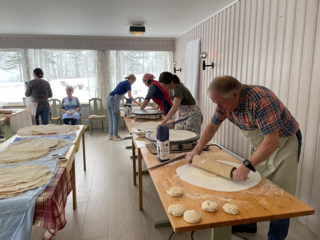 Halve kurslokalet, den einaste mannen på kurset i framgrunnen.