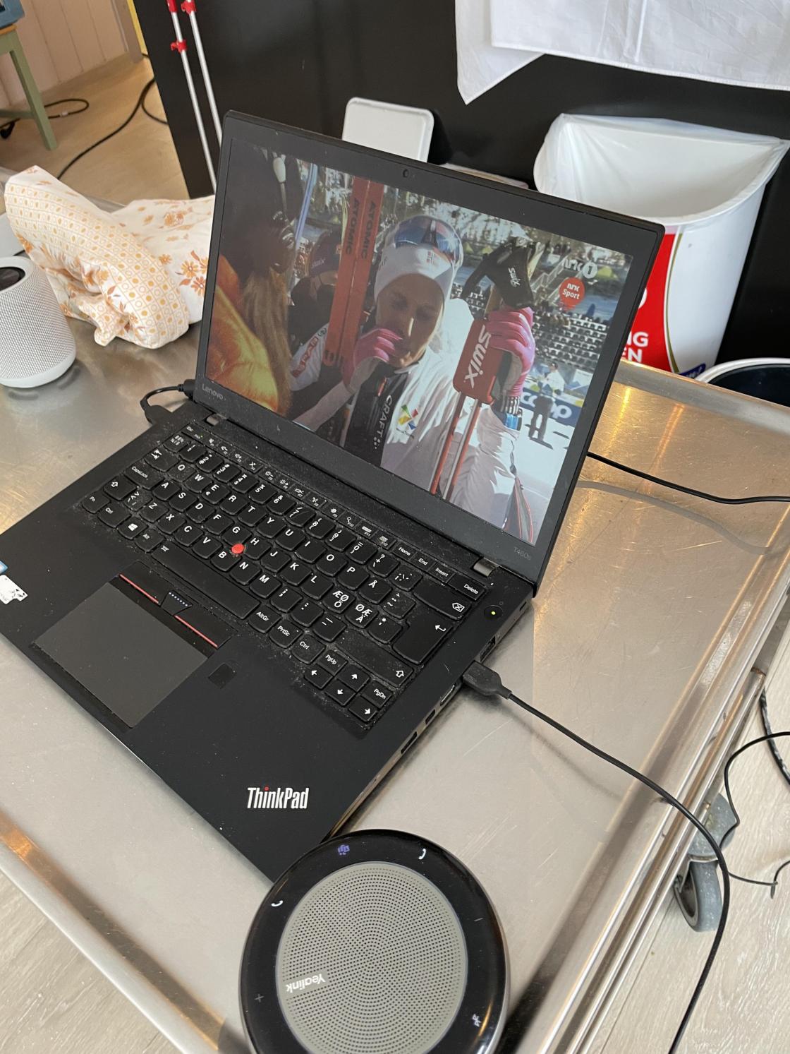 Datamaskin med ski på direkten