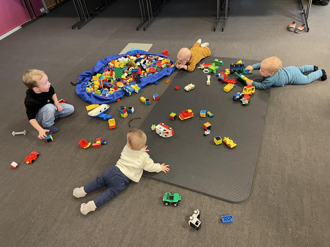 Leikematte og klossar for ungane