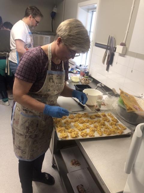 Sissel Sande legg maten på steikebrett