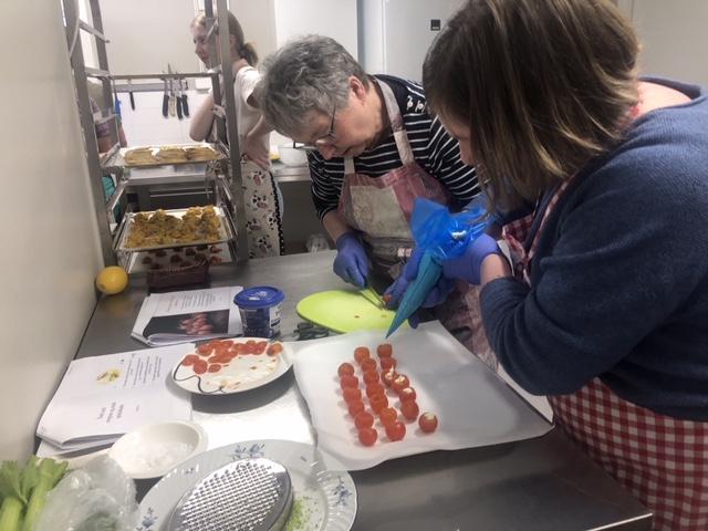 Lillian Holme og Ingeborg Sande lagar fylte tomatar