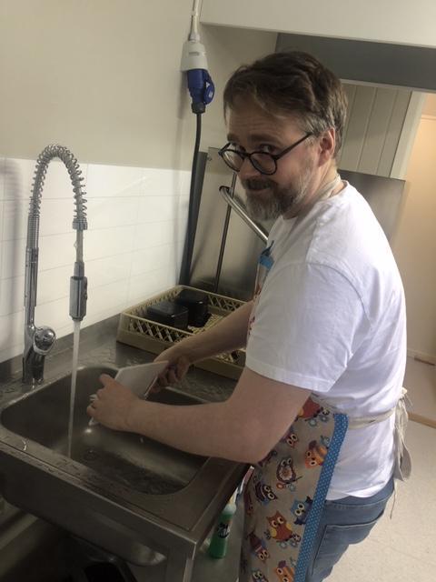 Geir Egil Eiksund i gong med matlaging