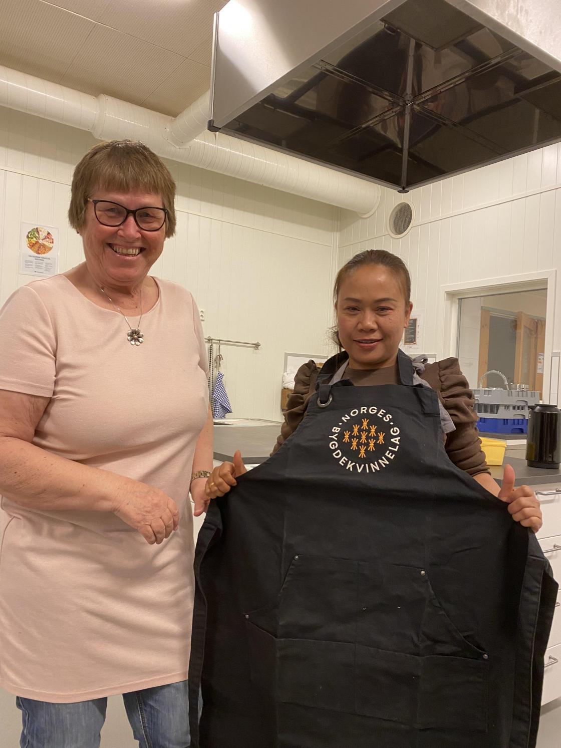 Lita fikk forkle av Magnhild som takk for inspirerende lærdom