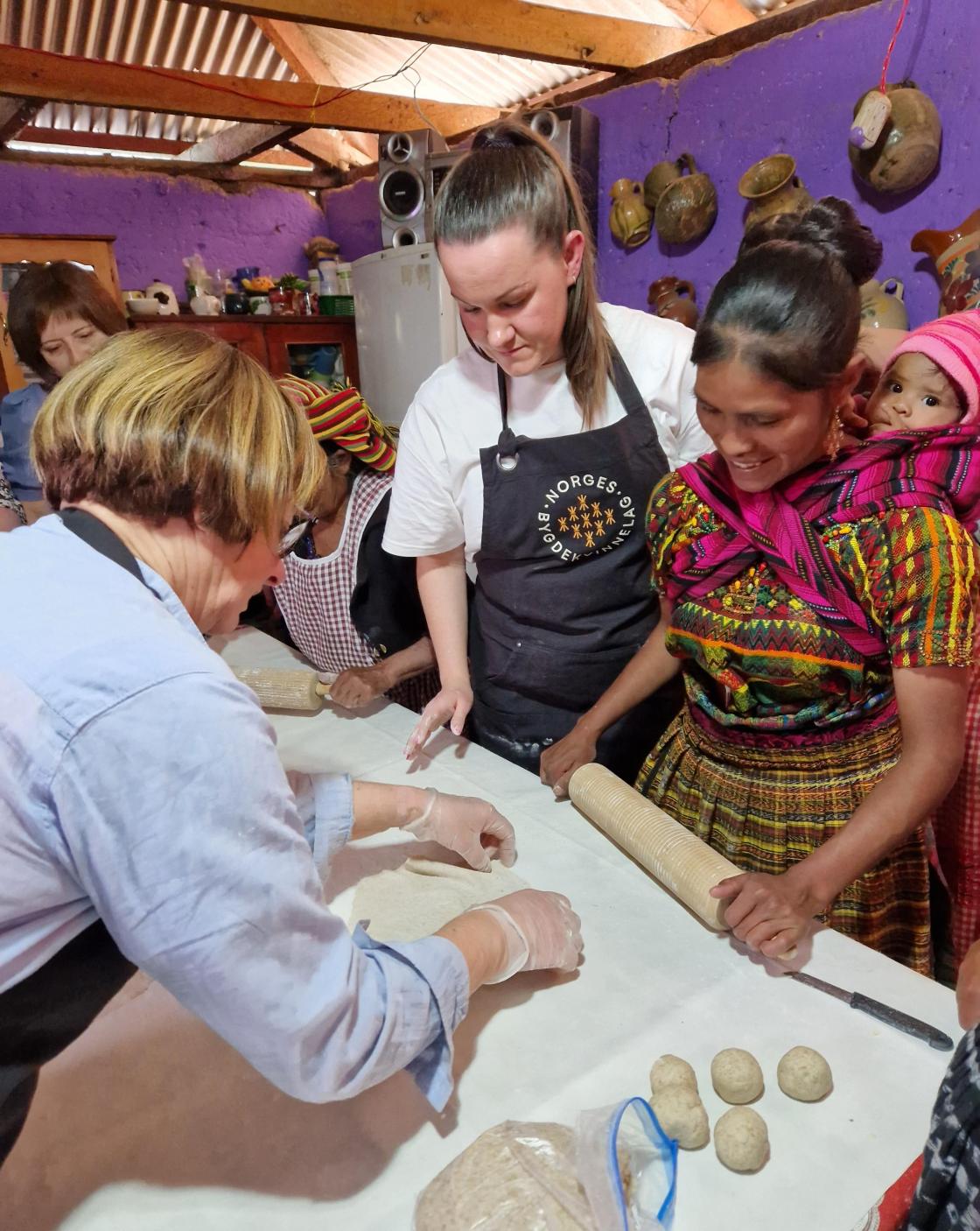 Anna Opheim viser flatbrødbaking til unge Maya-kvinne