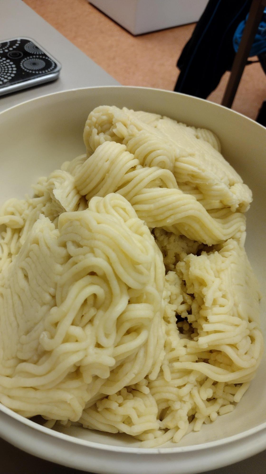 potetene kokes, skrelles og males