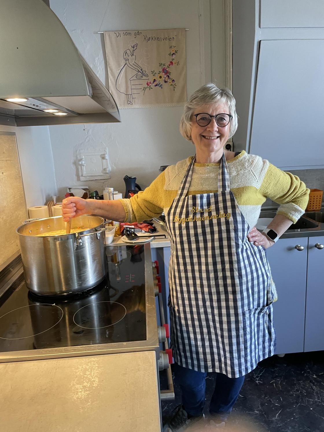 Astrid sto for fiskesuppen. Astrid sto for fiskesuppen.