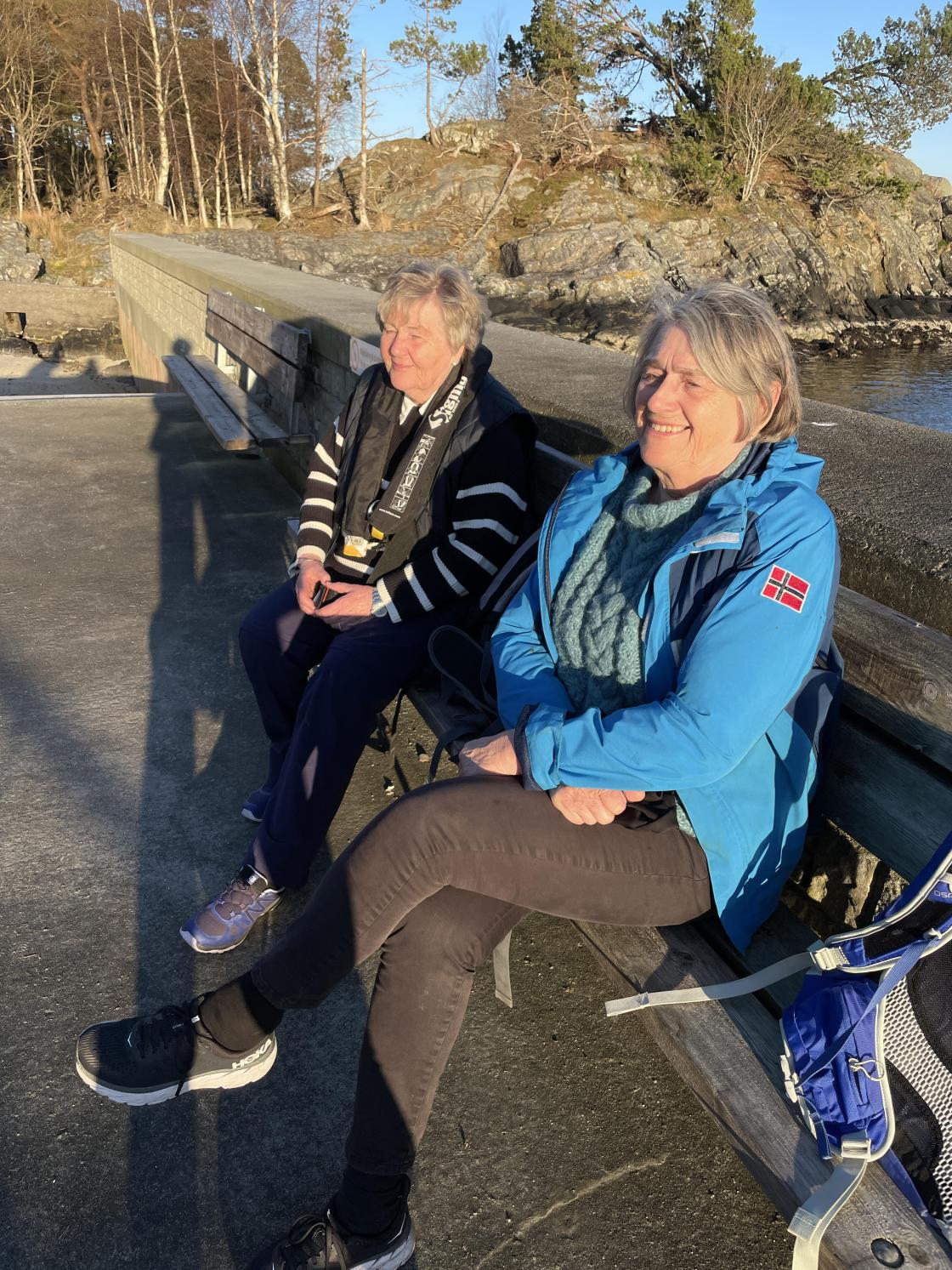 Olaug og Sissel venter på båtskyss heim. Olaug og Sissel venter på båtskyss heim.