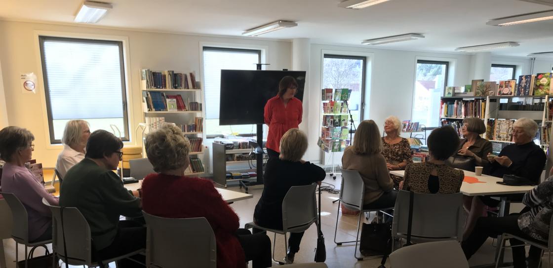 Bjørg ønskte oss velkommen med eit fint dikt.