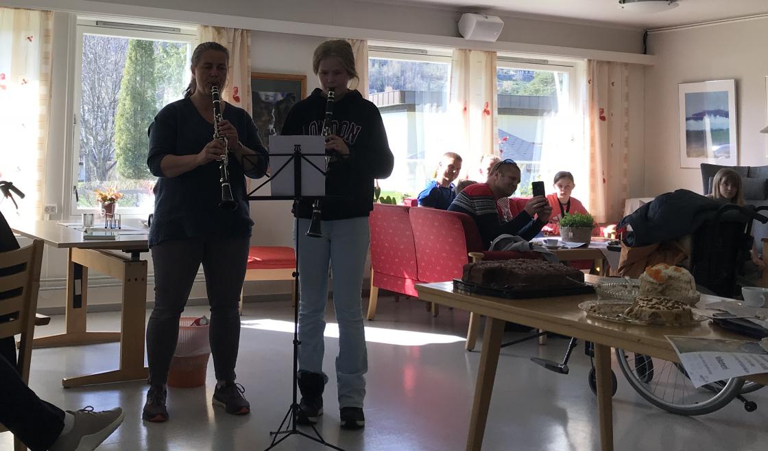 Kulturskulen deltok med underhaldning.