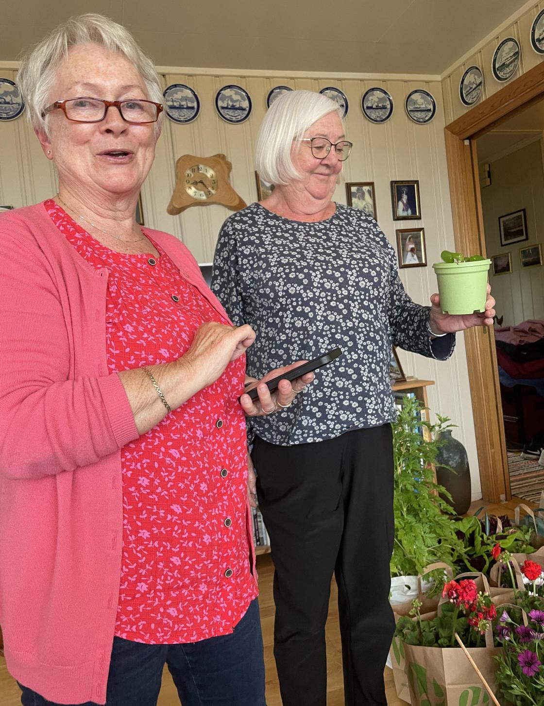 Mariann har fått seg trekningsapp på telefonen, så nå er det slutt på loddbøker.