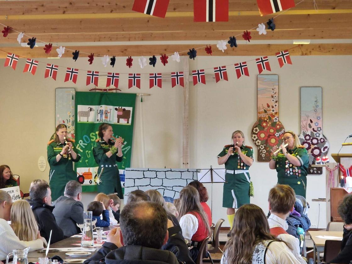 Et lite kreativt innslag av bygdekvinner.