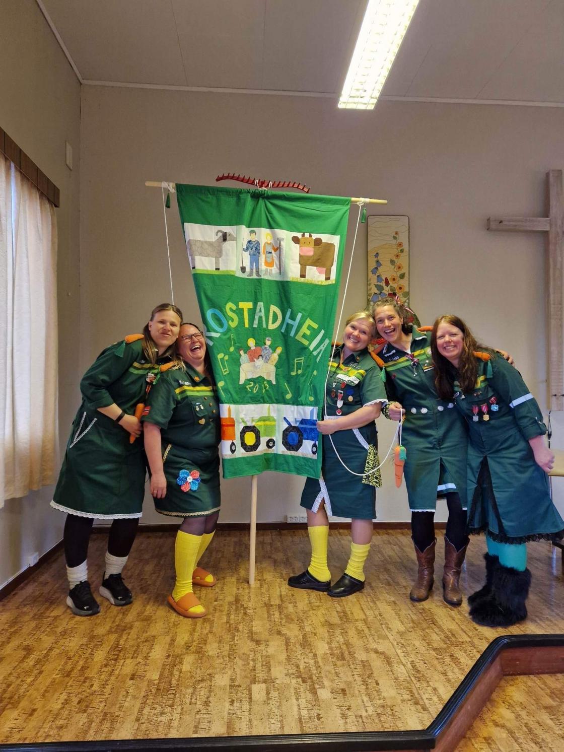 Vi er så stolte over fanen vår.  Nysydde kjoler også for anledningen 17. mai. Stolt bonde :-)