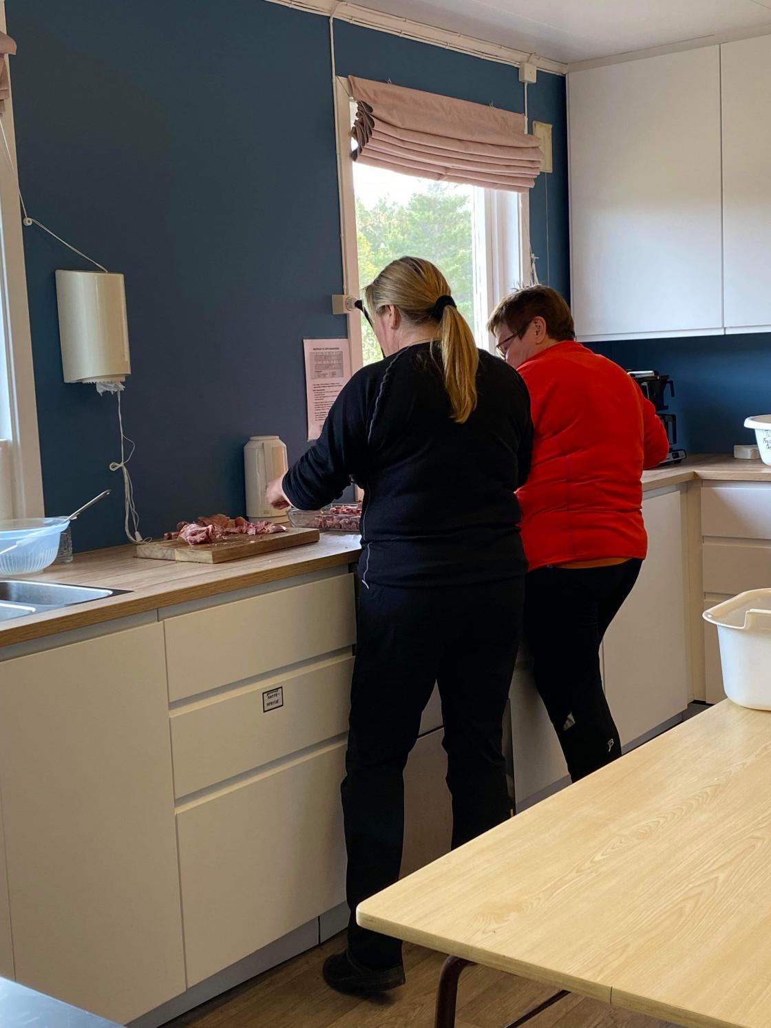 Grønnsaker skales og kuttes.