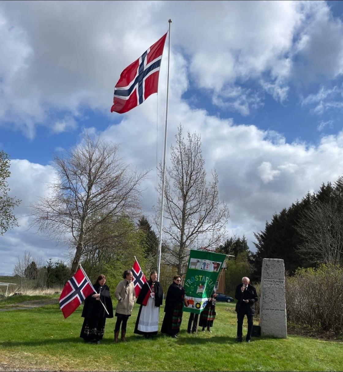 Legger ned krans på bauta over Eistein Gjelsvik. En sentral person i bureisinga på Ny Jord.