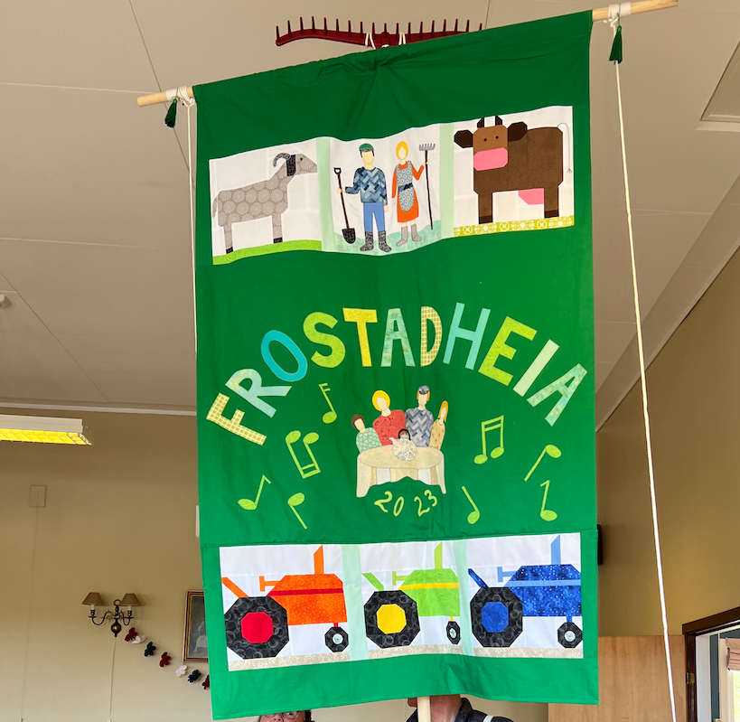 Vår fane som er sydd av Evy-Ann Strand. Medlem i Frostadheia bygdekvinnelag. Denne er vi veldig stolt over.