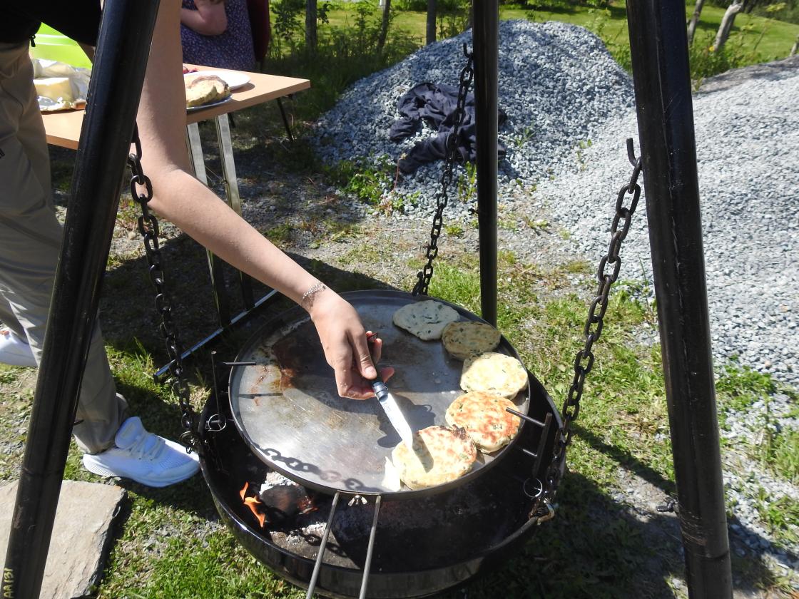 bålpanne vært brukt til å steike forskjelligt: her urtebrød