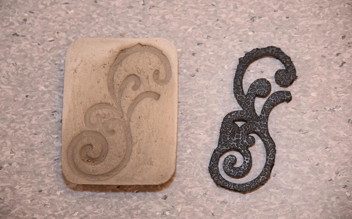 Ideer til hvordan du kan lage mønster i støpen. Her er deler av en gammel gulvmatte brukt. Foto: Helle Cecilie Berger