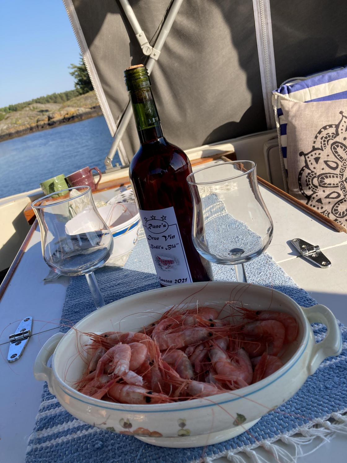 Ræger og vin hører med til båtferien