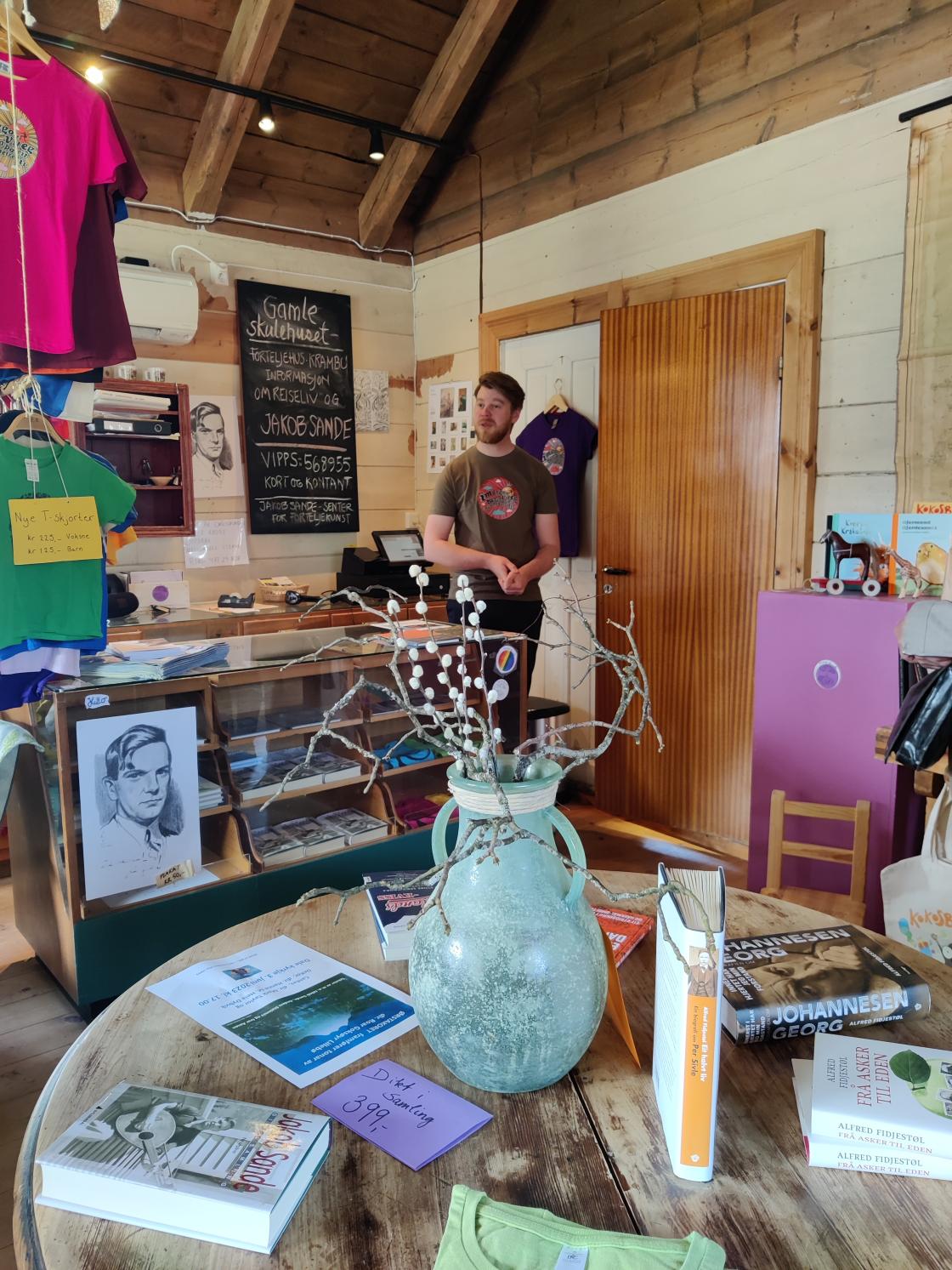 Frå skulehuset. Alexander fortel om Lillingstonheimen