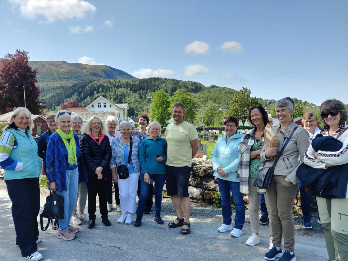 Ordførar Kjetil Felde tok seg sjølvsagt tida til ein prat med Breimsdamene
