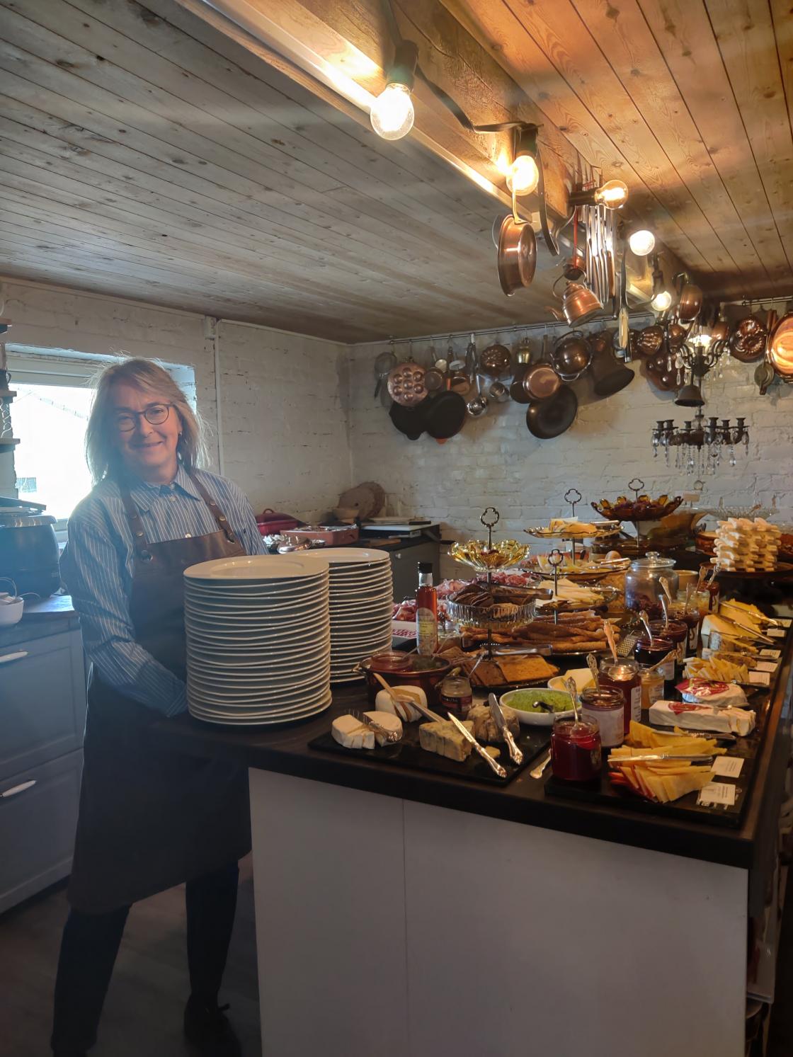 Vertinne Tone presenterer lunsjbuffè