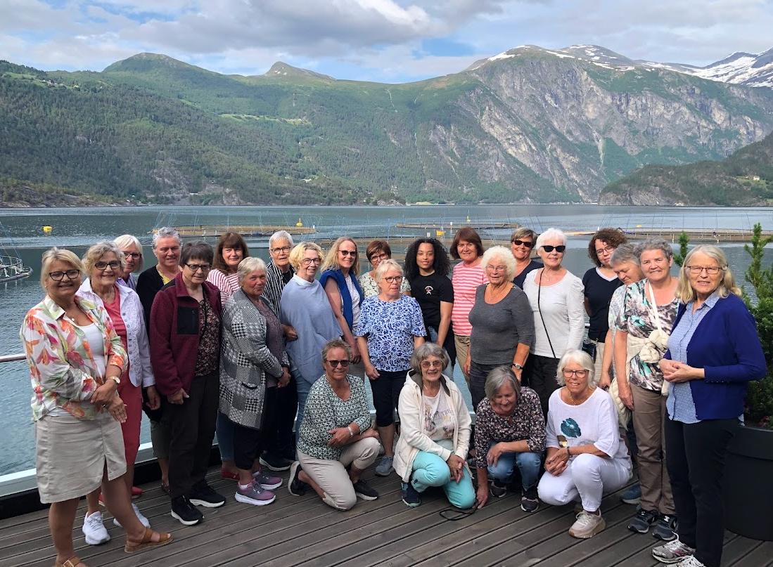 25 damer på båttur til Vindsneset.