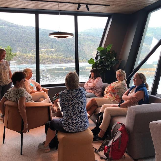 God prat i fine lokaler.