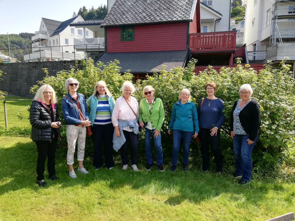 Damene ved Jakob Sande sine ripsbusker. Soga seier at han låg under desse trea ein sommardag og skreiv "det lyser i stille grender"