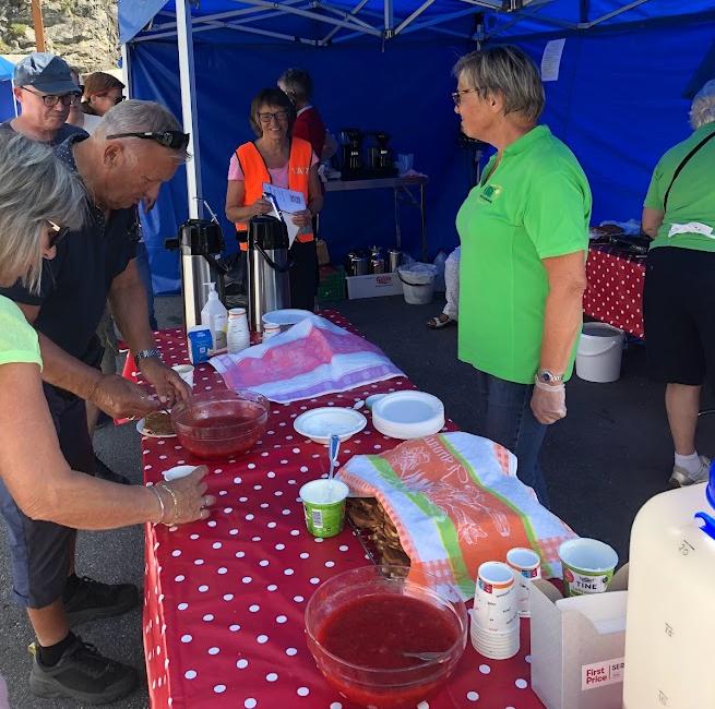 Folk forsynte seg dugeleg med nyrørt jordbærsyltetøy!