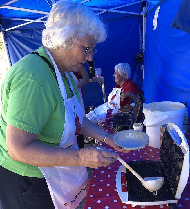 Anne i sving med vaffelpressa.