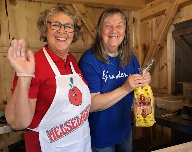 Turid og Randi klar for pølsesalg!
