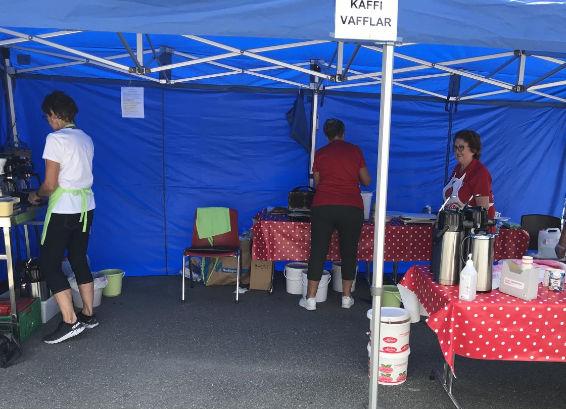 Kaffi, saft og vaffelstasjon.