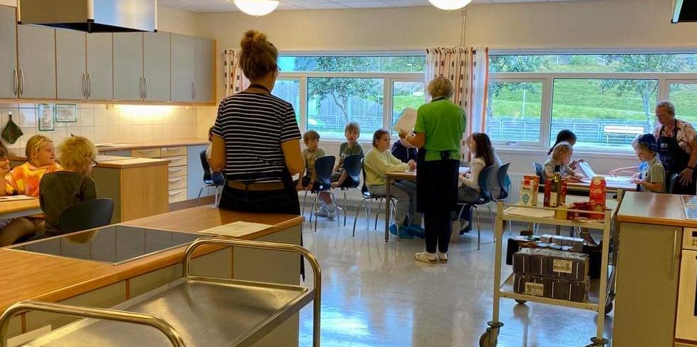 Solveig gjennomgår planen for dagen. Eva Hilde er klar.