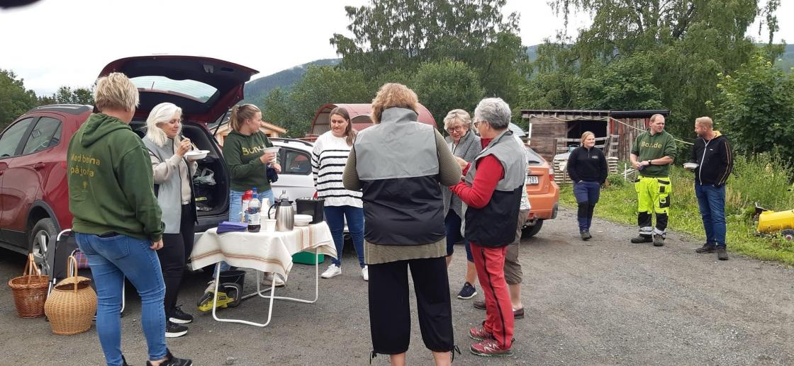 For å skape ekstra trivelig stemning når de fotograferer og planlegger, har de frammøtte restefest med mat fra organisasjonenes arrangementer sist helg. Fra Grøndvolddagen med Torpa Bygdekvinnelag og Grøndvolds venner, og beitetreffet til Nordre Land Sau og Geit. Foto: Nordre Land Bygdekvinnelag.