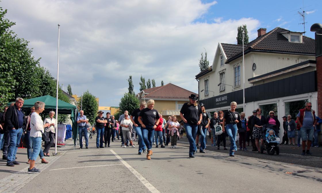 Liv og røre med Linedancere fra Stange Foto: Dan Cato Røe, Stangeavisa