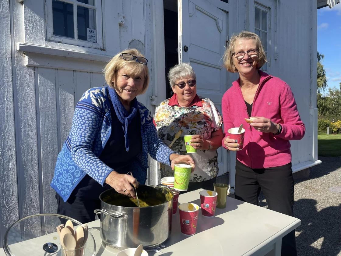Torunn, Åse Kristine og Eli - god gresskarsuppe i sola!