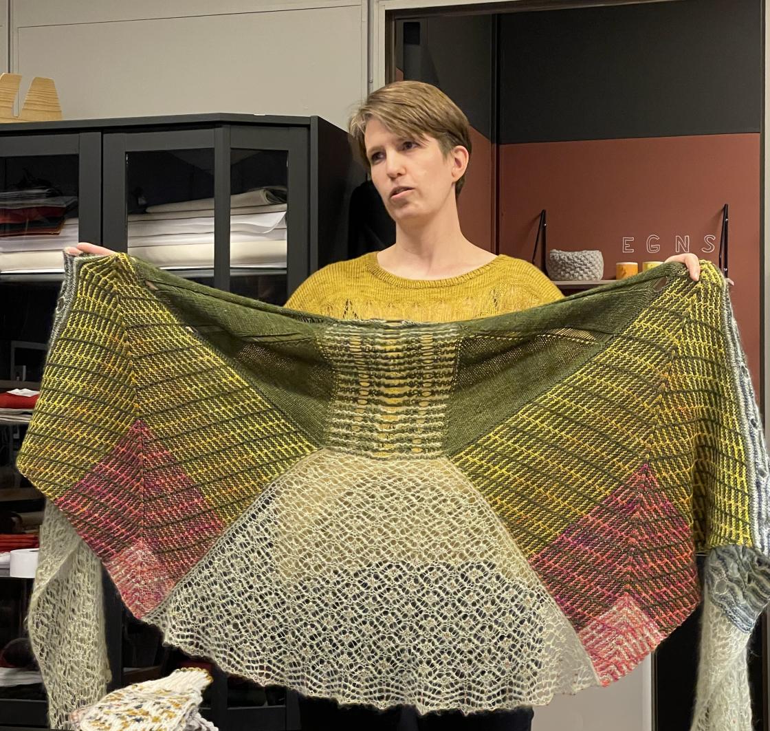 Solveig Meyer Eide viser Shawlography