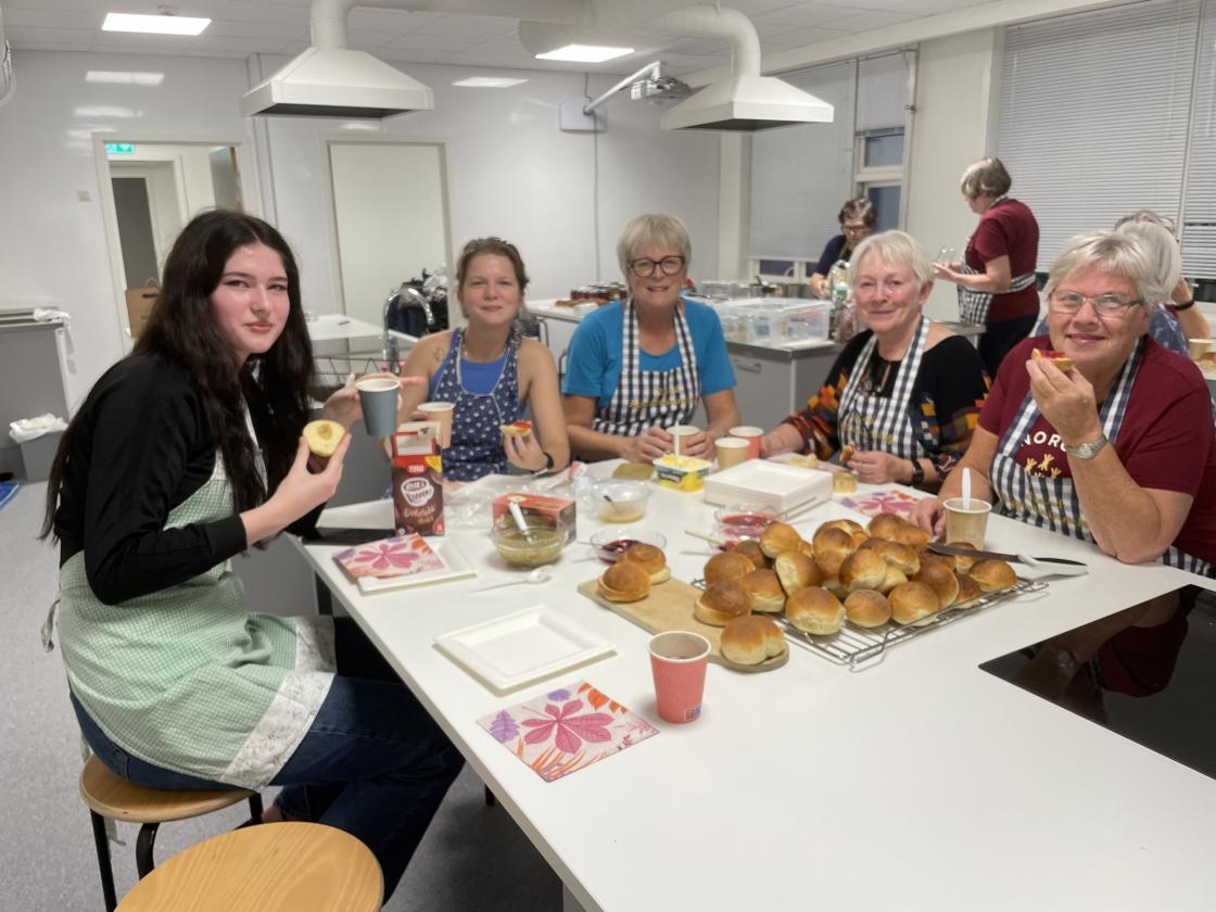 Boller og syltetøy smakte godt