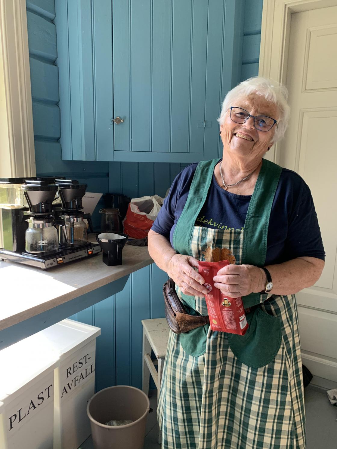 Tilbake på kjøkkenet har Bjørg full kontroll på kaffen