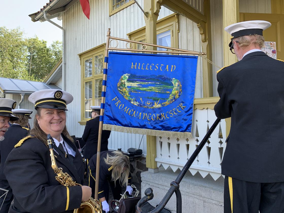 Og Hillestad Promenadeorkester fylte den solfylte dagen med glade toner
