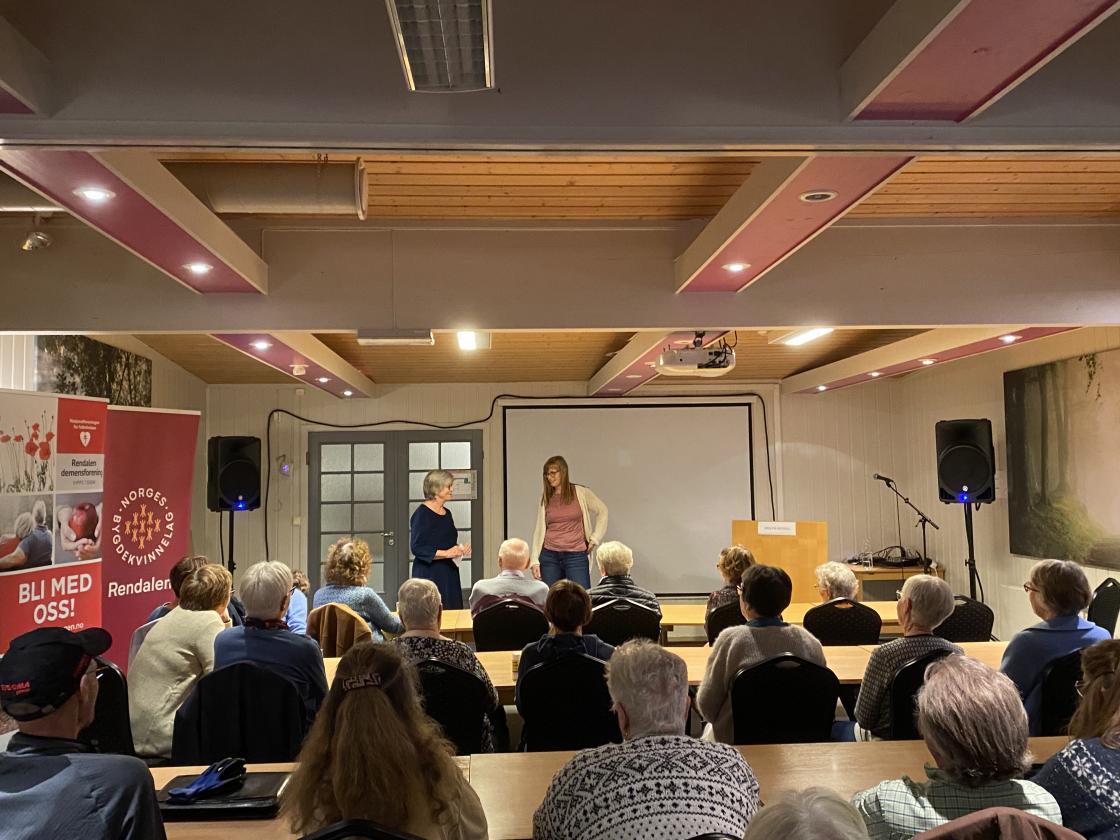 Demensforeningen og Bygdekvinnelaget hadde engasjert Åse Ingeborg