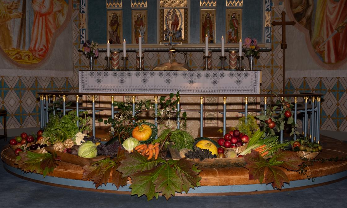 Høsttakkefest-pyntet Slagen Kirke 2023