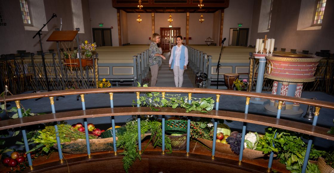 Anne O. Fuller i samtale med organist i Slagen Kirke, Nigar Gahramanova sept.-23