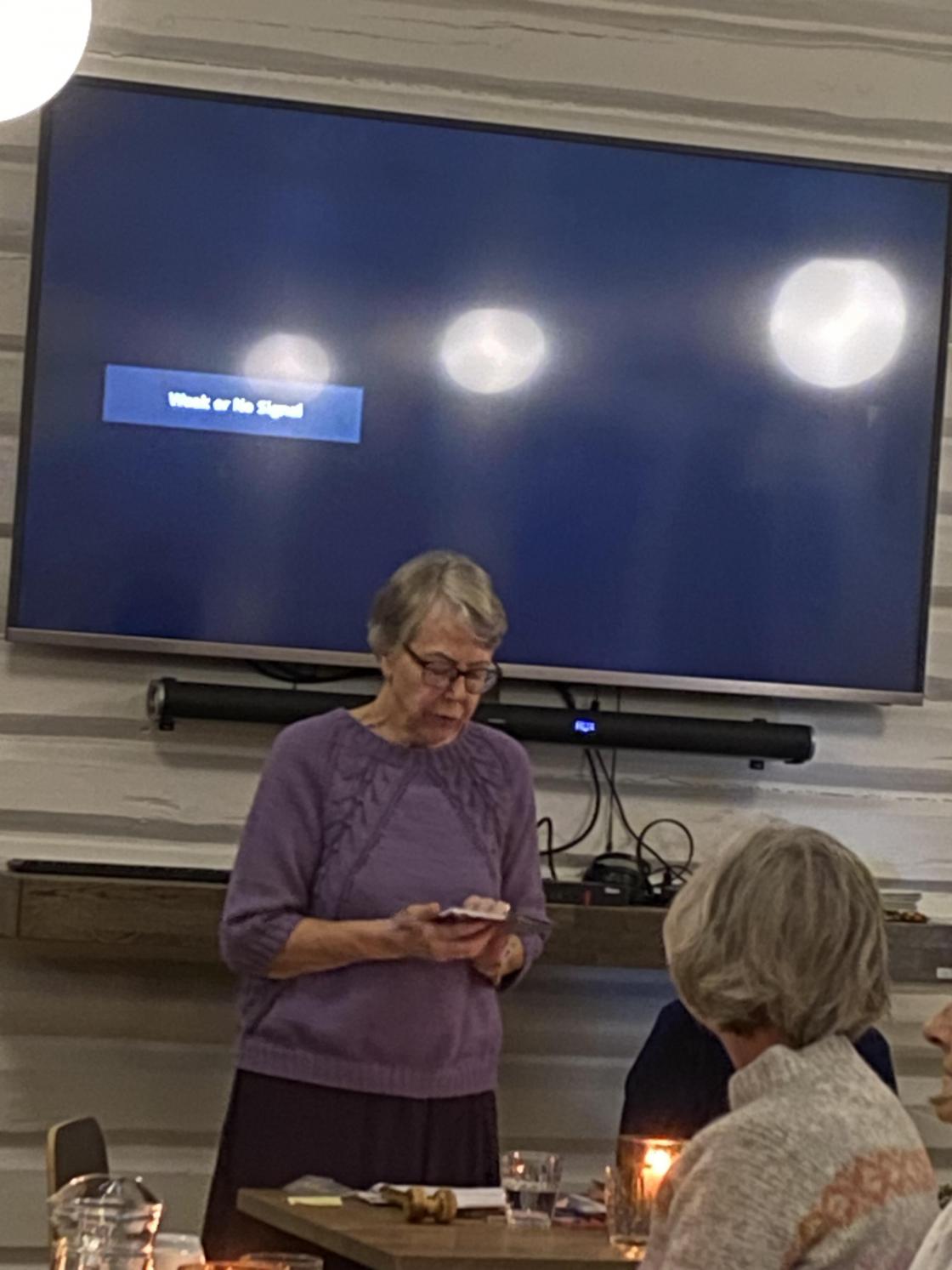 Brynhild åpner med diktlesing