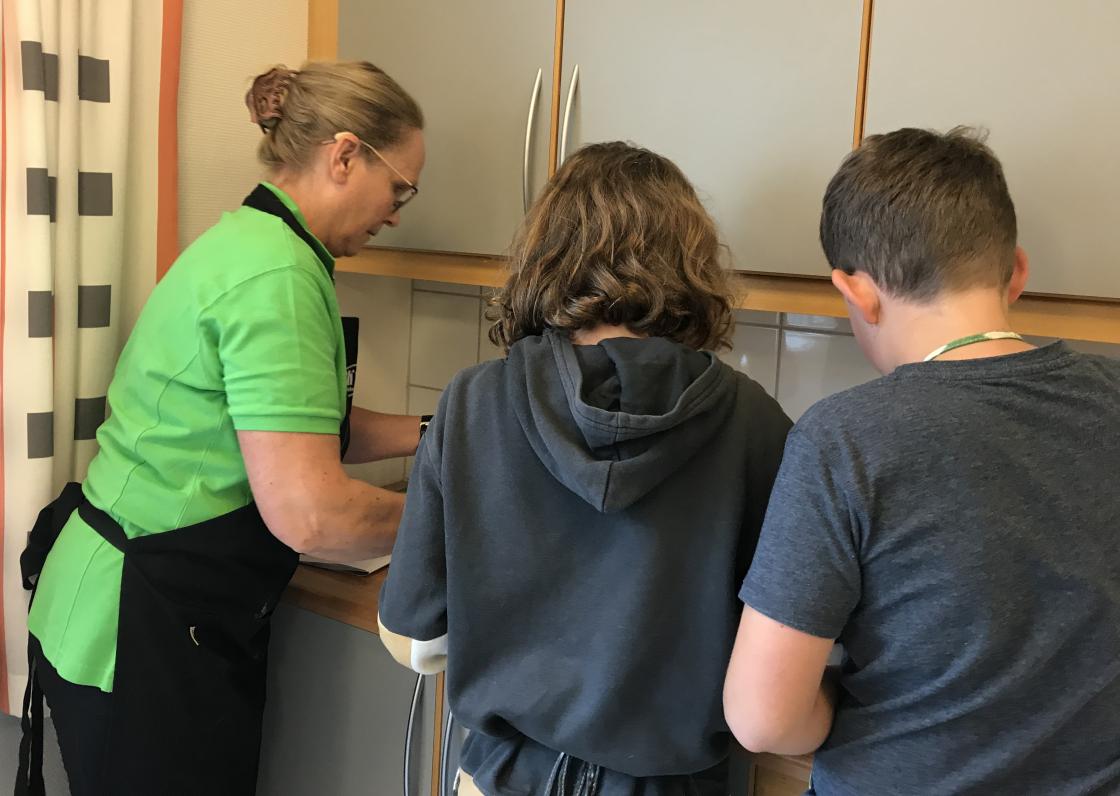 Linda assisterer to ivrige karar.