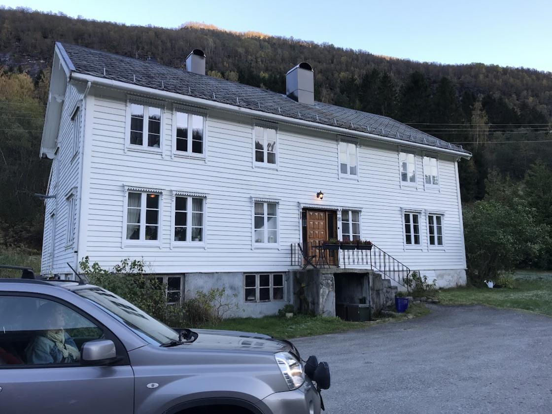 Flott hovudhus på garden.