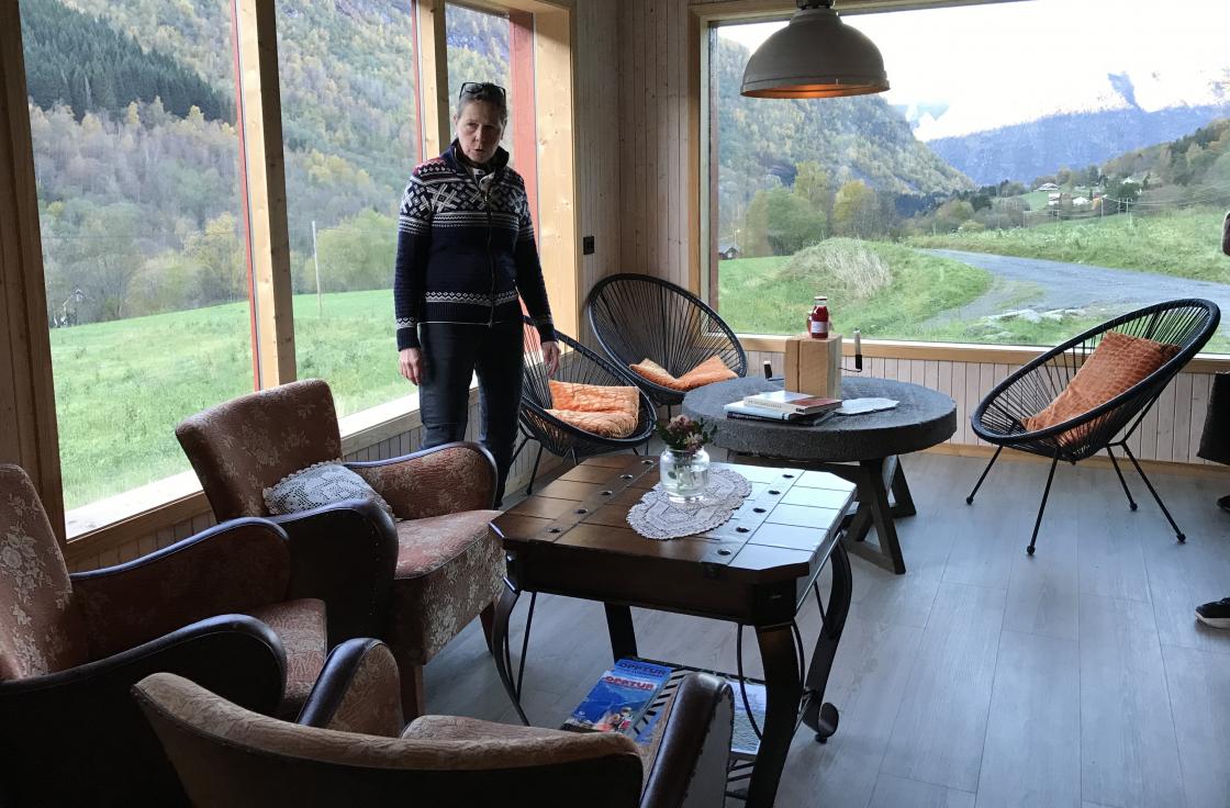 Resepsjonen med gamle møblar og bord laga av ein kvernstein.